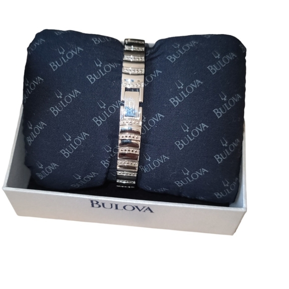 Bulova Women's Swarovski Crystal Silver Tone Quartz Watch C899182 - Picture 3 of 7